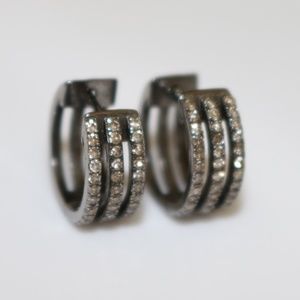 Triple diamond huggie